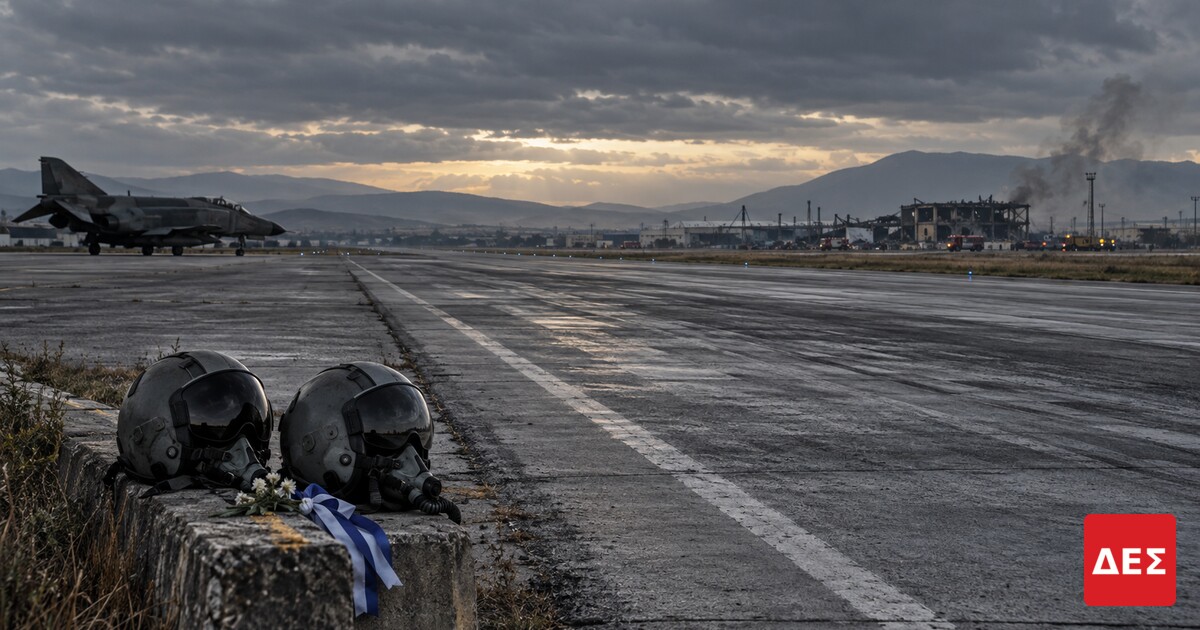 Phantom στην Τανάγρα: η επόμενη μέρα, οι αντιφάσεις για την εκτίναξη και η σιωπή των εγκρίσεων · Δύο κράνη σε τσιμεντένιο βάθρο δίπλα σε αεροδιάδρομο, με αεροσκάφη · Δες την Πραγματικότητα Phantom στην Τανάγρα: η επόμενη μέρα, οι αντιφάσεις για την εκτίναξη και η σιωπή των εγκρίσεων · Δύο κράνη σε τσιμεντένιο βάθρο δίπλα σε αεροδιάδρομο, με αεροσκάφη · Δες την Πραγματικότητα