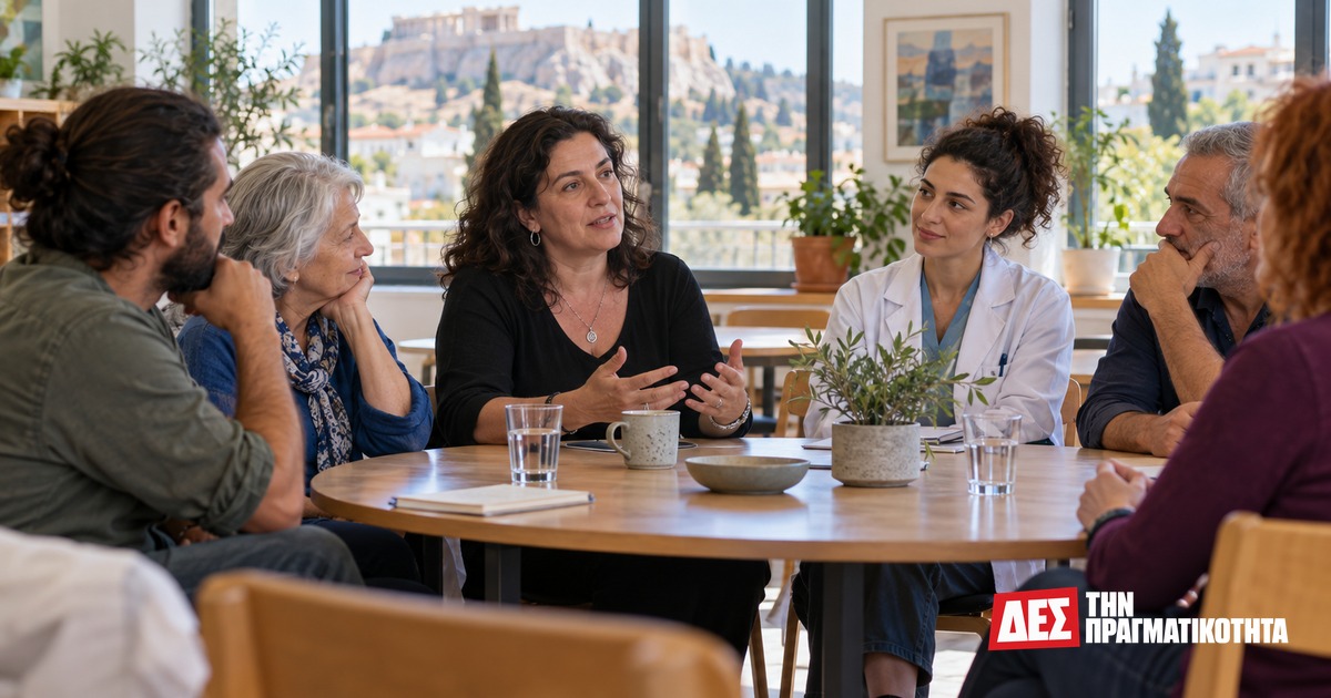 Ψυχική υγεία στην Ελλάδα: ακούμε τις φωνές, αλλά τις αφήνουμε έξω από τις αποφάσεις; · άνθρωπος μιλά σε ομάδα ψυχικής υγείας σε φωτεινό κοινοτικό χώρο · Δες την Πραγματικότητα Ψυχική υγεία στην Ελλάδα: ακούμε τις φωνές, αλλά τις αφήνουμε έξω από τις αποφάσεις; · άνθρωπος μιλά σε ομάδα ψυχικής υγείας σε φωτεινό κοινοτικό χώρο · Δες την Πραγματικότητα